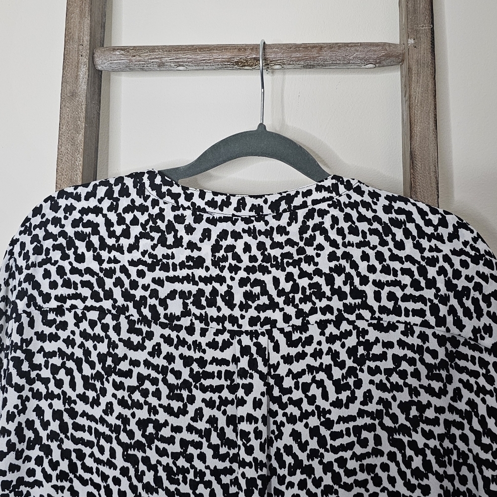⭐️40% Off⭐️ Adrianna Papell Black and White Dotted Blouse - Picture 4 of 10